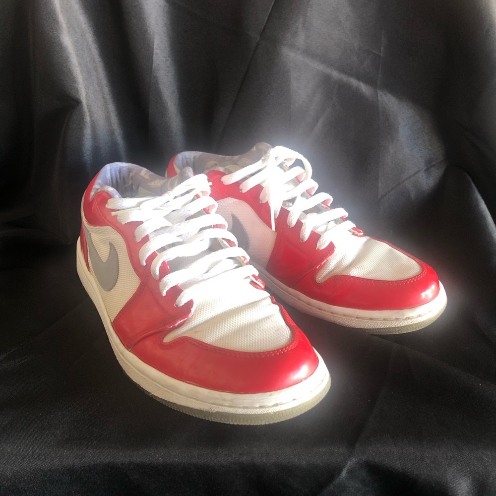 Jordan 1 size 9 low
Red patent leather with white canvas gum soles